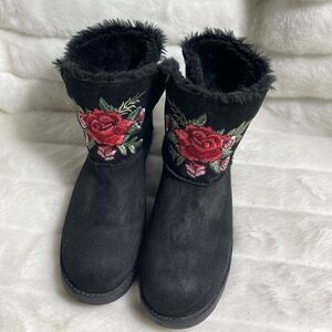 Rock & Candy black faux suede boots .Red rose embroidery faux fur lining SZ10